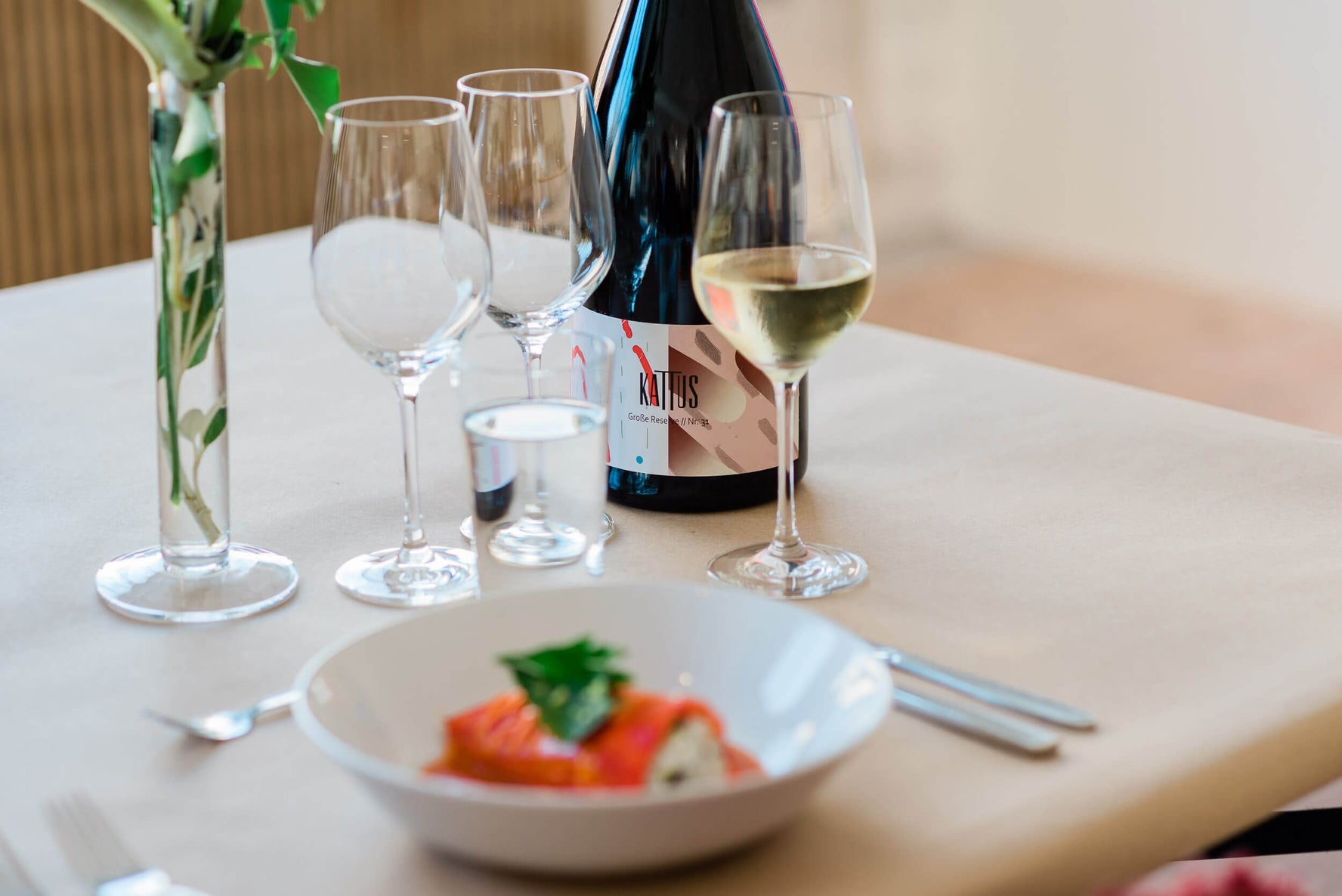 Tisch mit Kunststück Große Reserve JG 2017 Magnum - Kattus