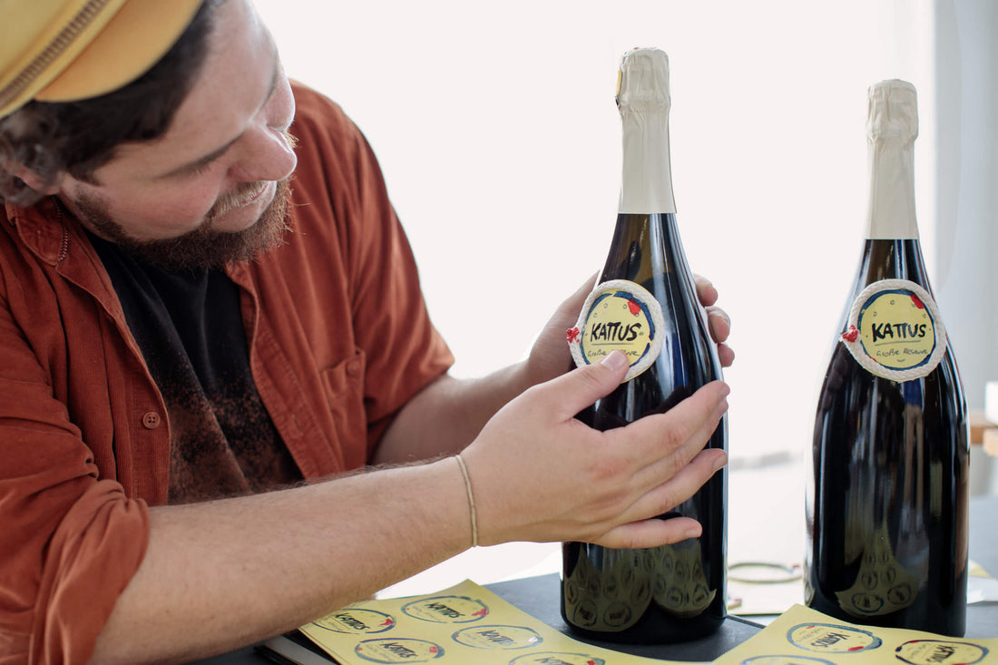 Etiketten Aufkleben bei Kunststück Große Reserve JG 2016 Magnum - Kattus